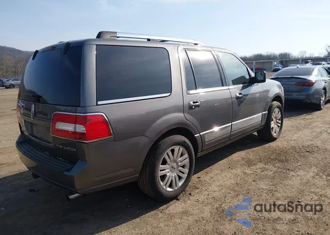2014 Lincoln Townhouse Navigator z USA, uszkodzony, nr VIN 5LMJJ2J50EEL05508
